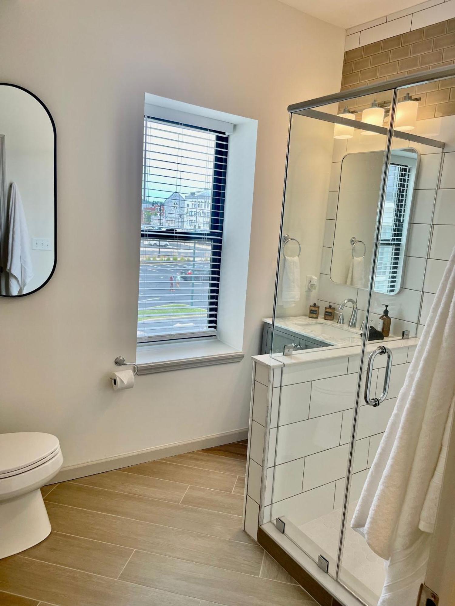 Modern Fully Renovated Suite & Loft In Downtown Trenton Room photo